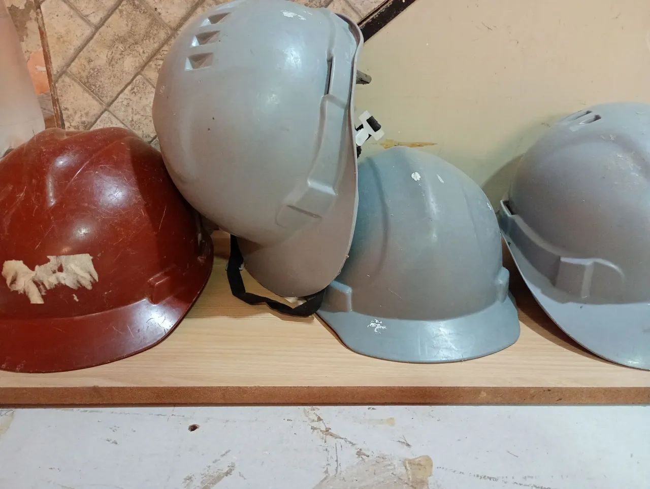Capacete pra obras(12 reais cada1)