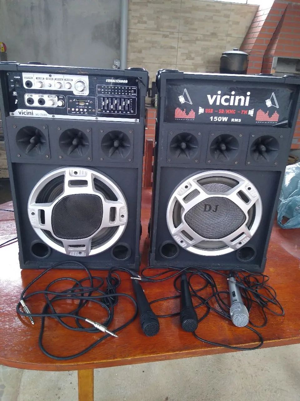 Duas caixas de som e 3 microfones e um cabo para conectar violão  - Foto 4