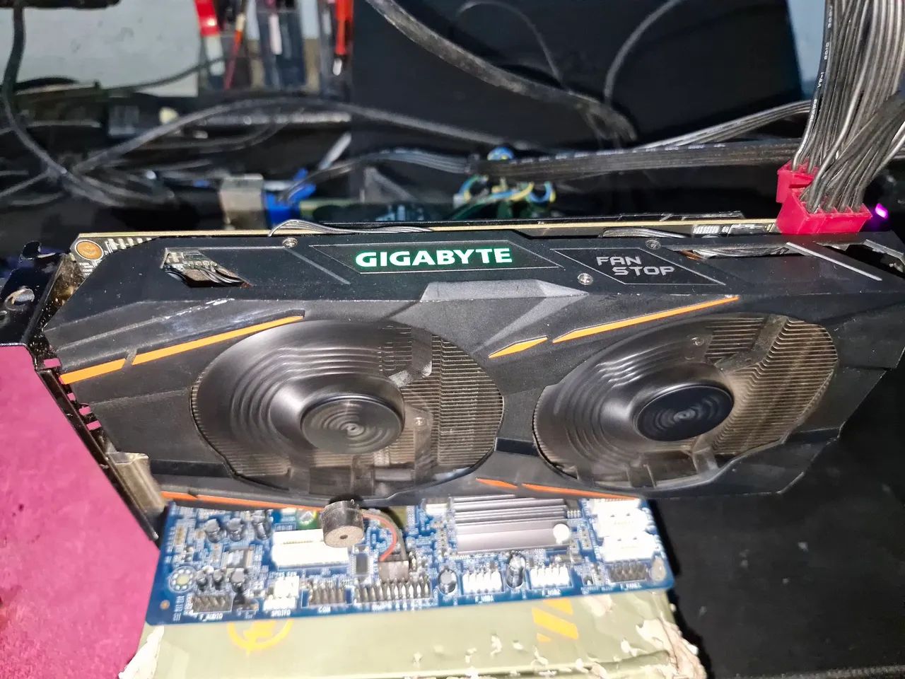 Placa de vídeo RX570 4GB (não da video)