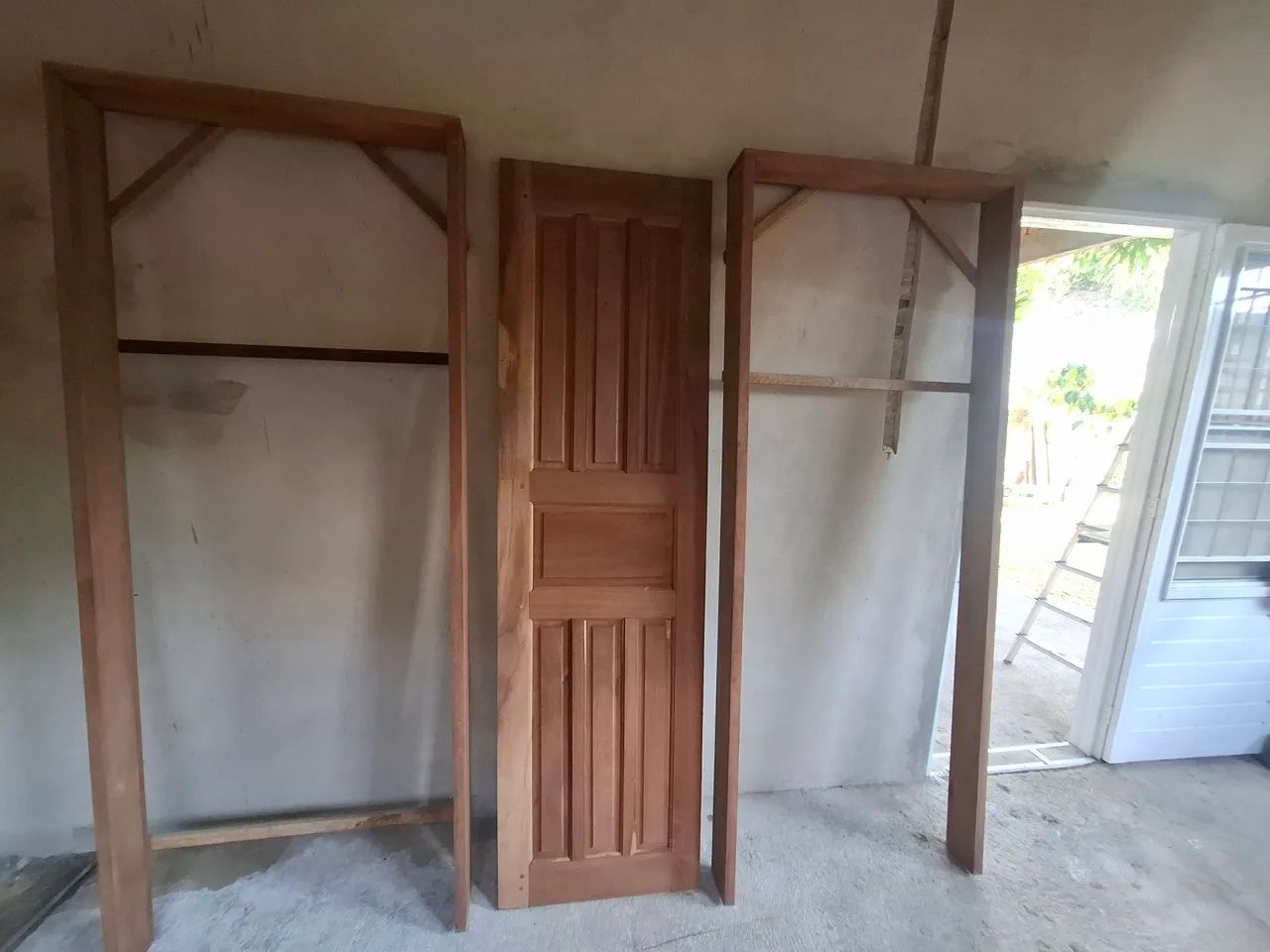 Vendo 1 porta e 2 aduelas de madeira - Foto 2