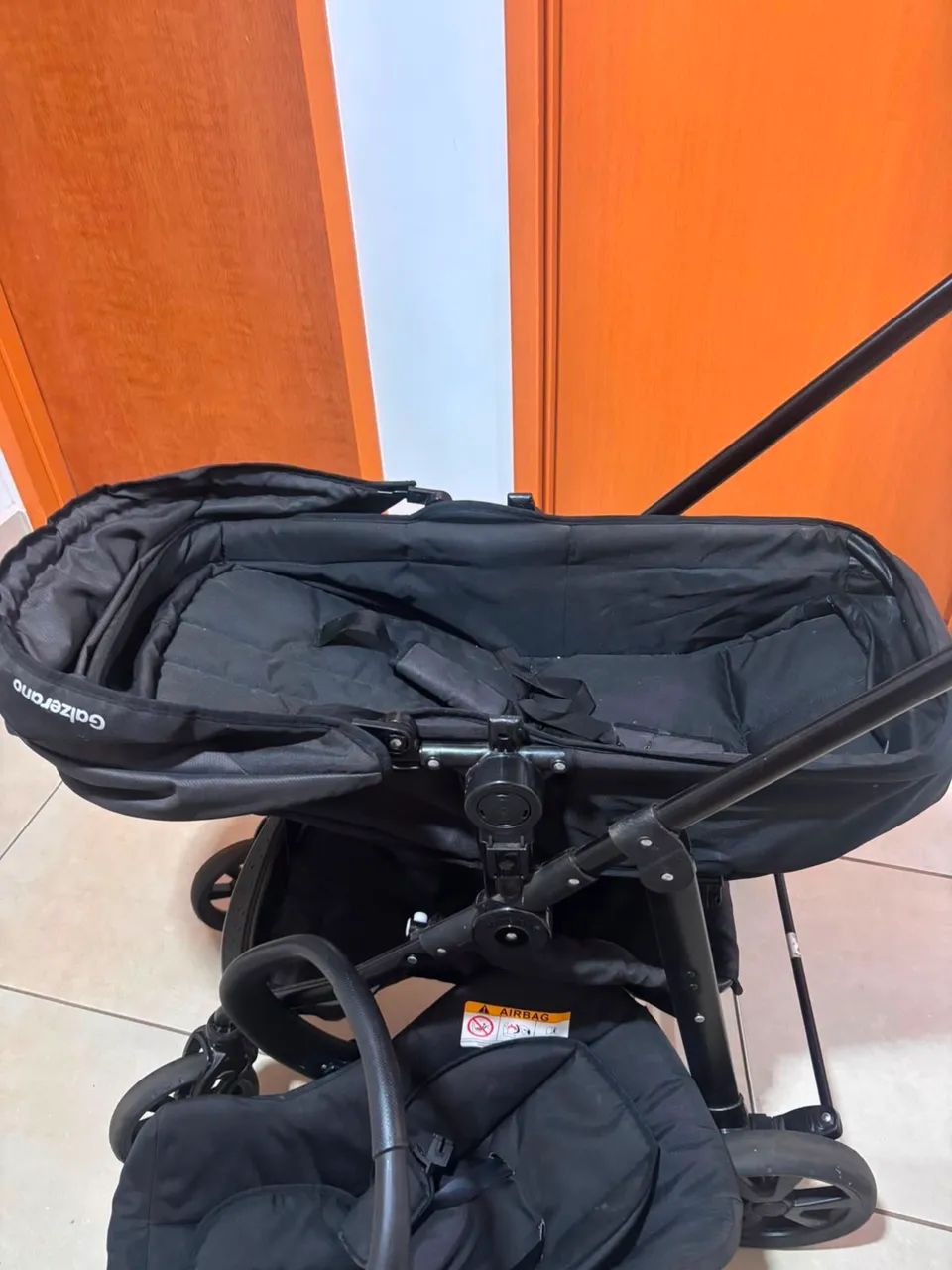 Carrinho de bebê e bebê conforto 