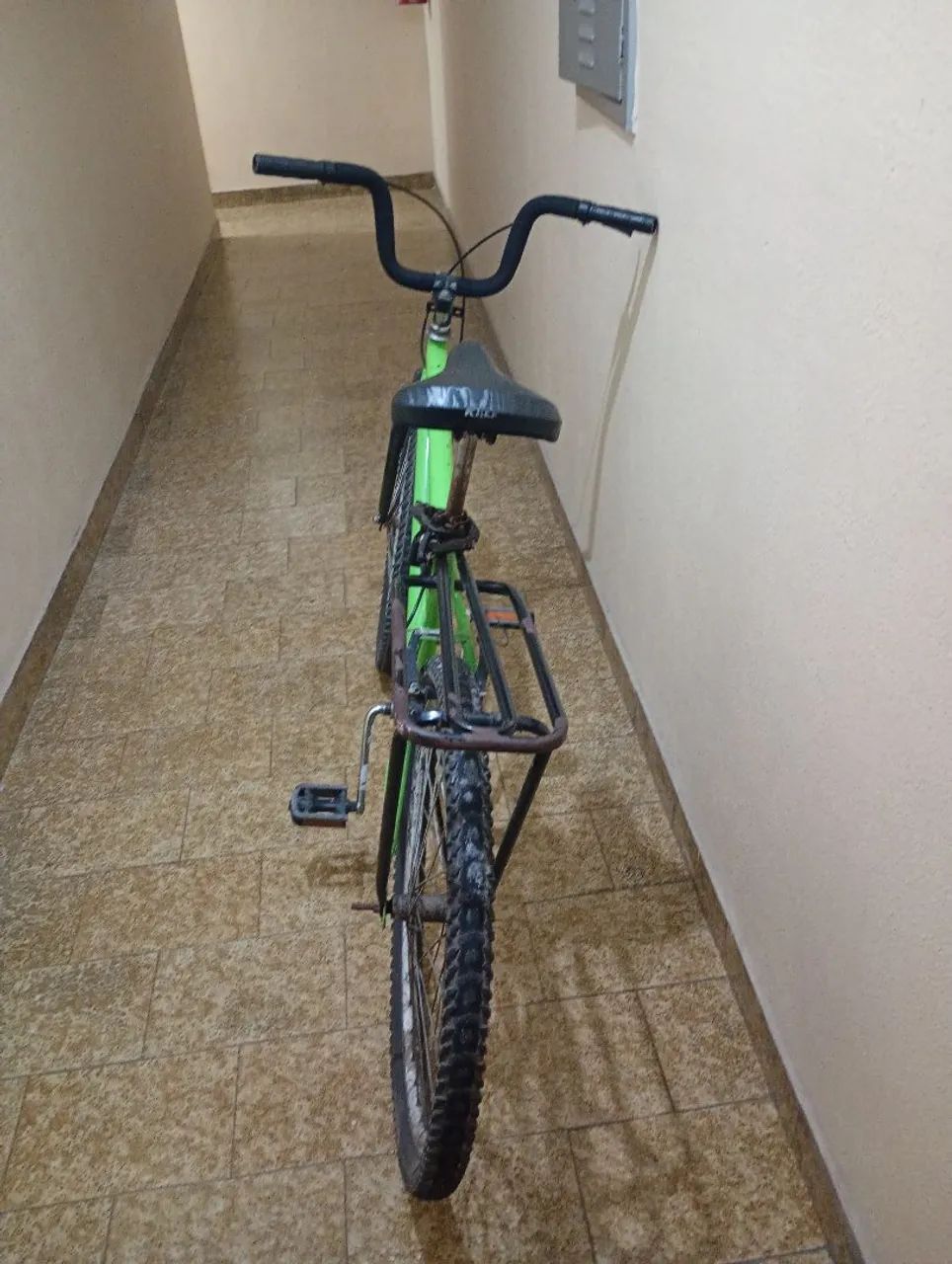Bicicleta Verde com Bagageiro - Ideal para o Dia a Dia e Passeios  - Foto 4