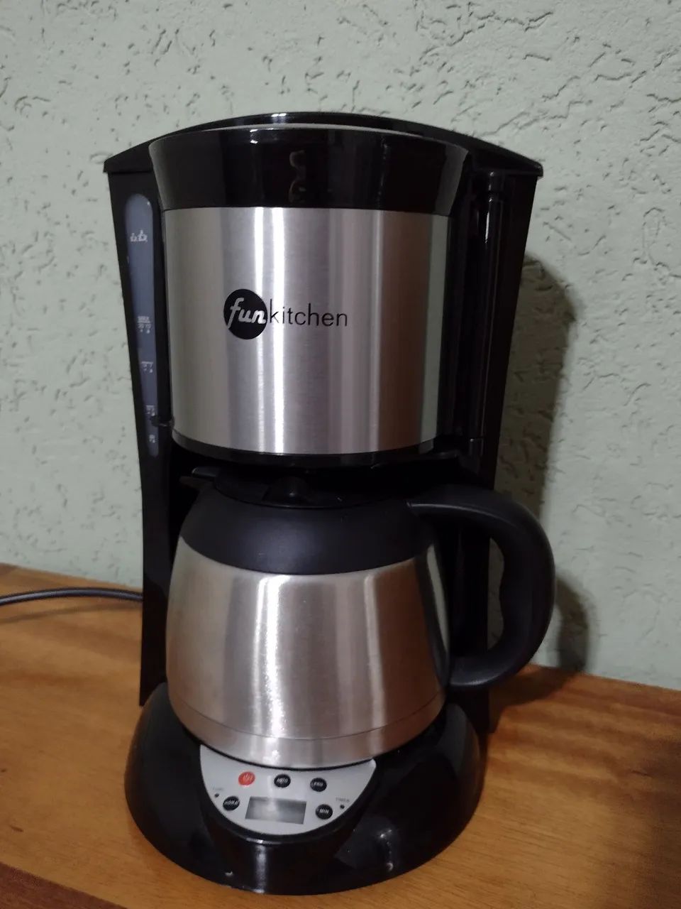 Cafeteira Fun Kitchen em perfeito estado.