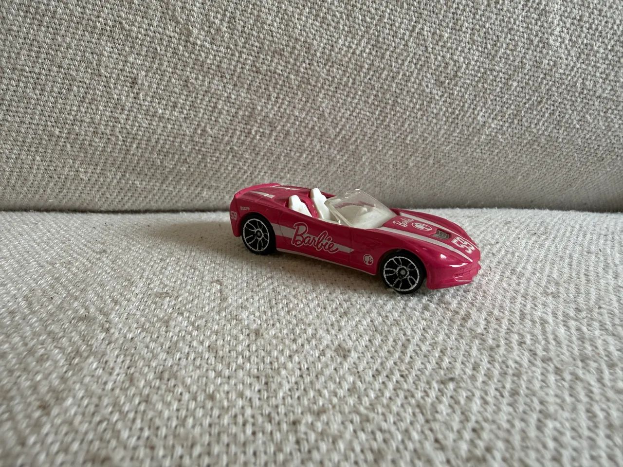 Carrinho Hot Wheels Barbie conversível - Foto 3