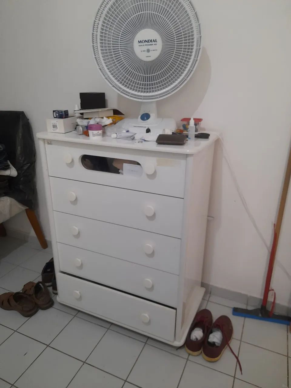 Vendo cômoda de madeira com 5 gavetas,na cor branca.