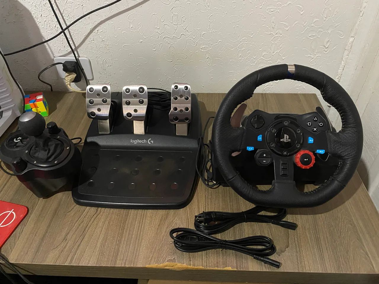 Logitech G29 com pedais e câmbio de marchas em perfeito estado com caixa.