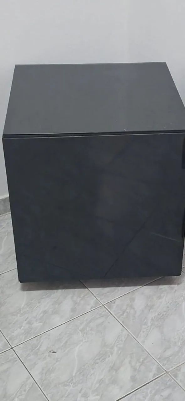 Mesa lateral laqueada preta com vidro