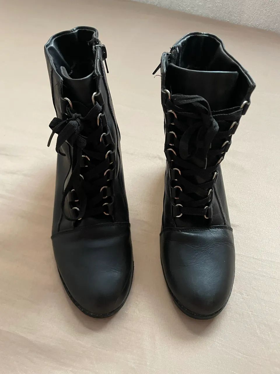 Bota cano médio da marca Constance  - Foto 2