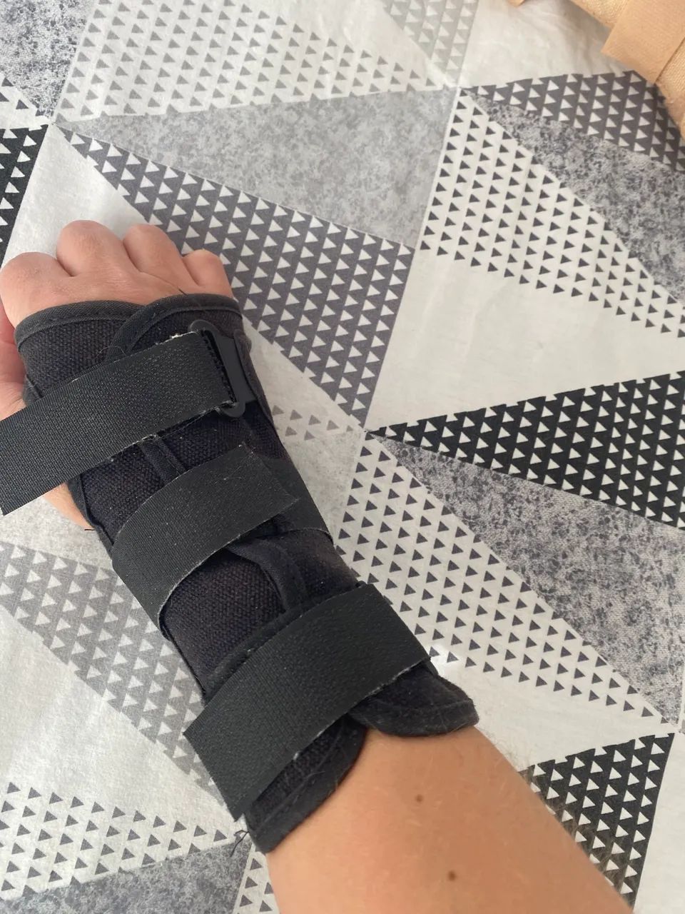 Órtese com tala para punho mão ambas as mãos 