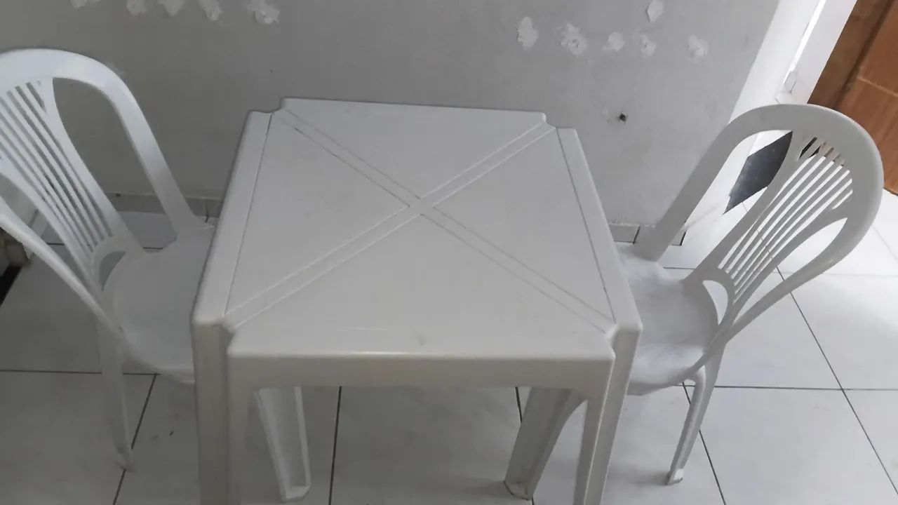 Conjunto de mesa com 2 cadeiras 