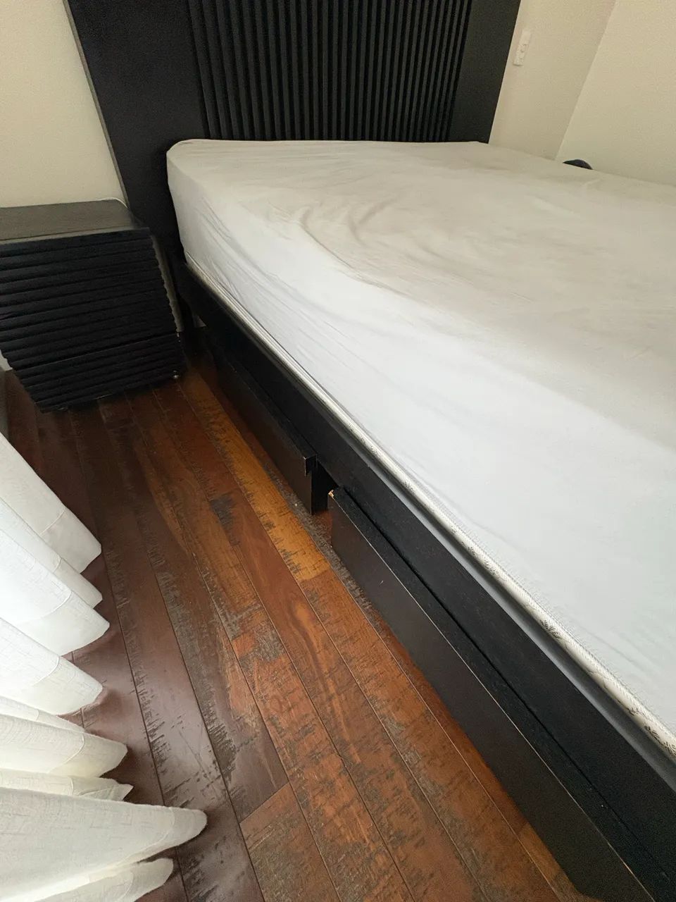 Cama Queen e mesas de cabeceira  - Foto 4