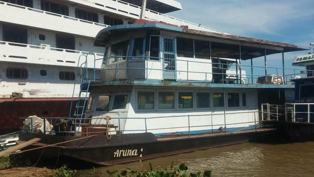 Embarcação para turismo . Ou empurrador