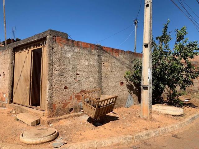 Casa 2 quartos, lote de esquina, QR 1029, próximo ao terminal rodoviário, Samambaia - Foto 2
