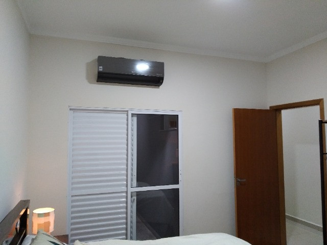 Jardim Ipê, casa com pé direito elevado, armários planejados e área gourmet com ofurô - Foto 5