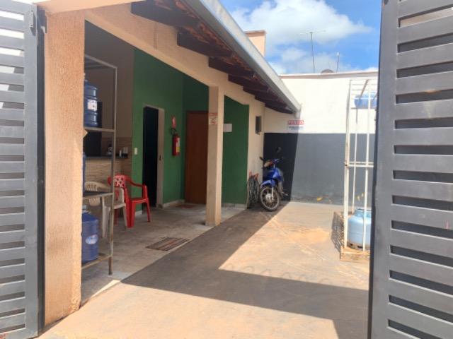 Depósito de gás com residência com piscina no fundo - Foto 17