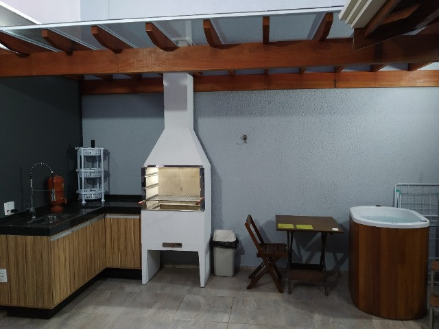 Jardim Ipê, casa com pé direito elevado, armários planejados e área gourmet com ofurô - Foto 7