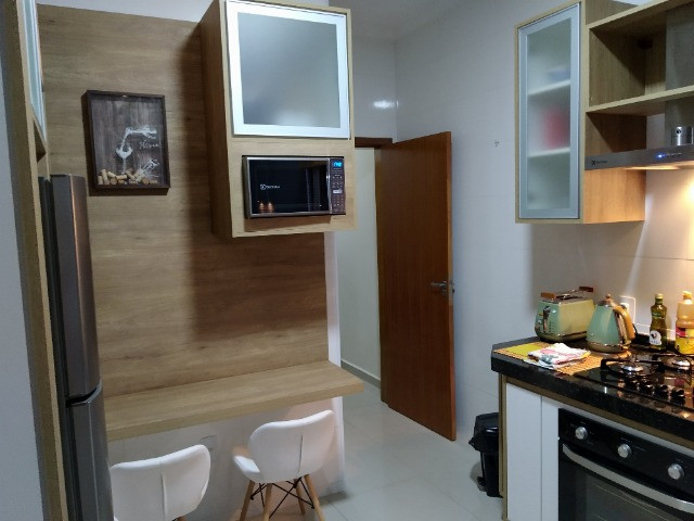 Jardim Ipê, casa com pé direito elevado, armários planejados e área gourmet com ofurô - Foto 2