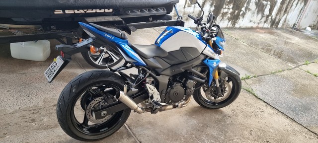 SUZUKI GSR 750 IMPECÁVEL