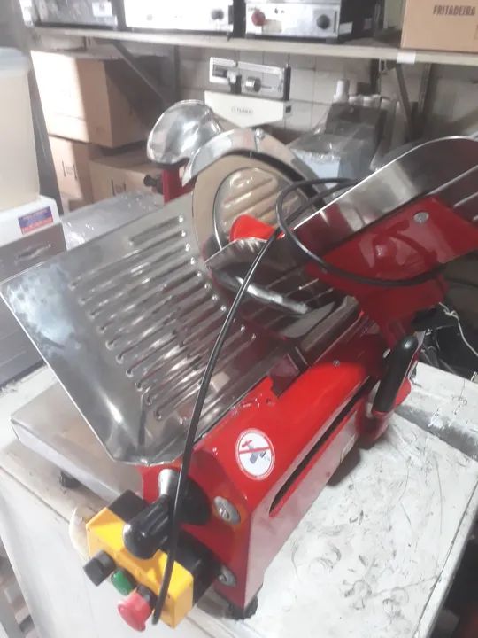 Máquina de cortar frios profissional