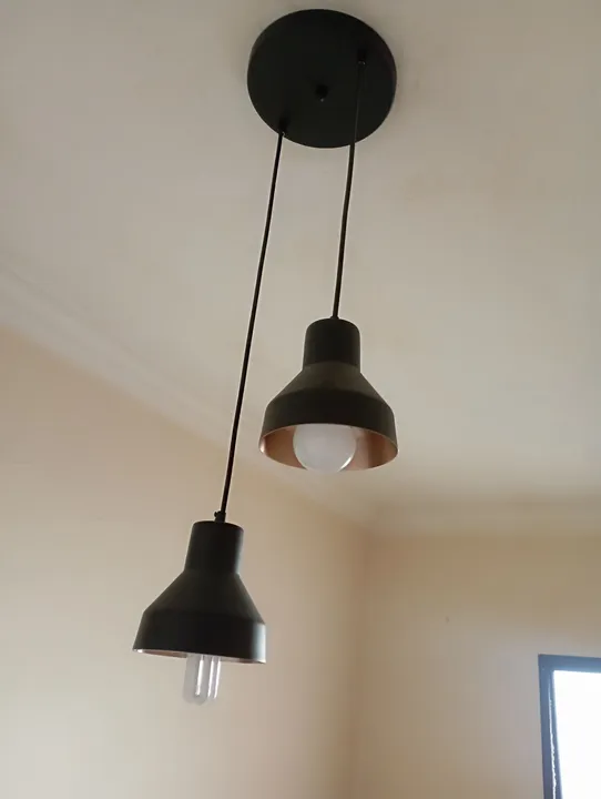 2 luminárias pretas modernas