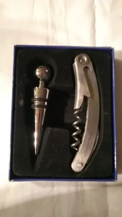 Kit Vinho 2 Peças Com Tampa De Bico E Saca Rolha Na Caixa - Foto 2