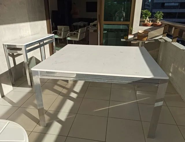 Vendo mesa de jantar e aparador.