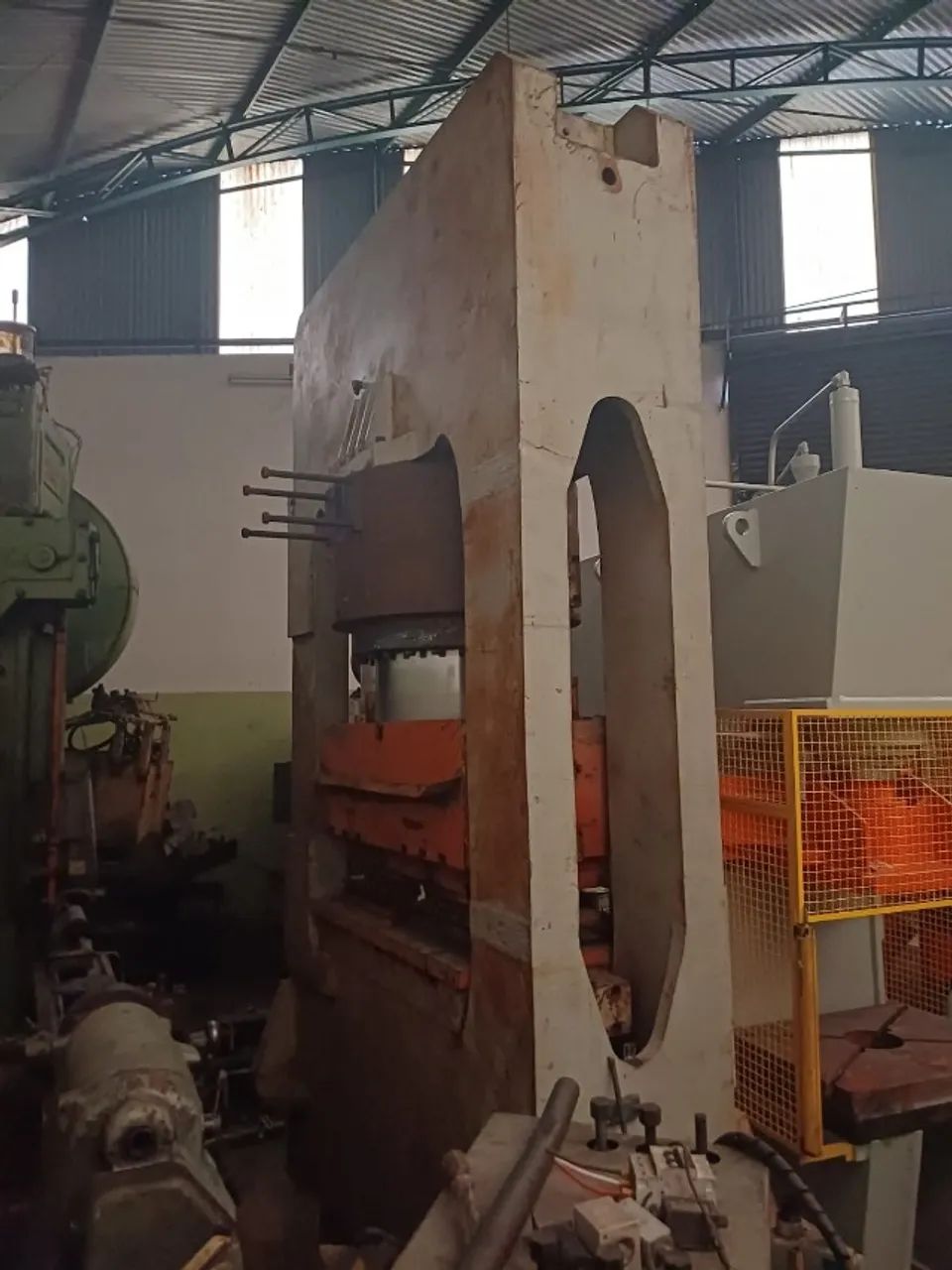 Prensa Hidraulica 1000 ton, mesa 1400mm x 700mm largura pistão 2000mm, 