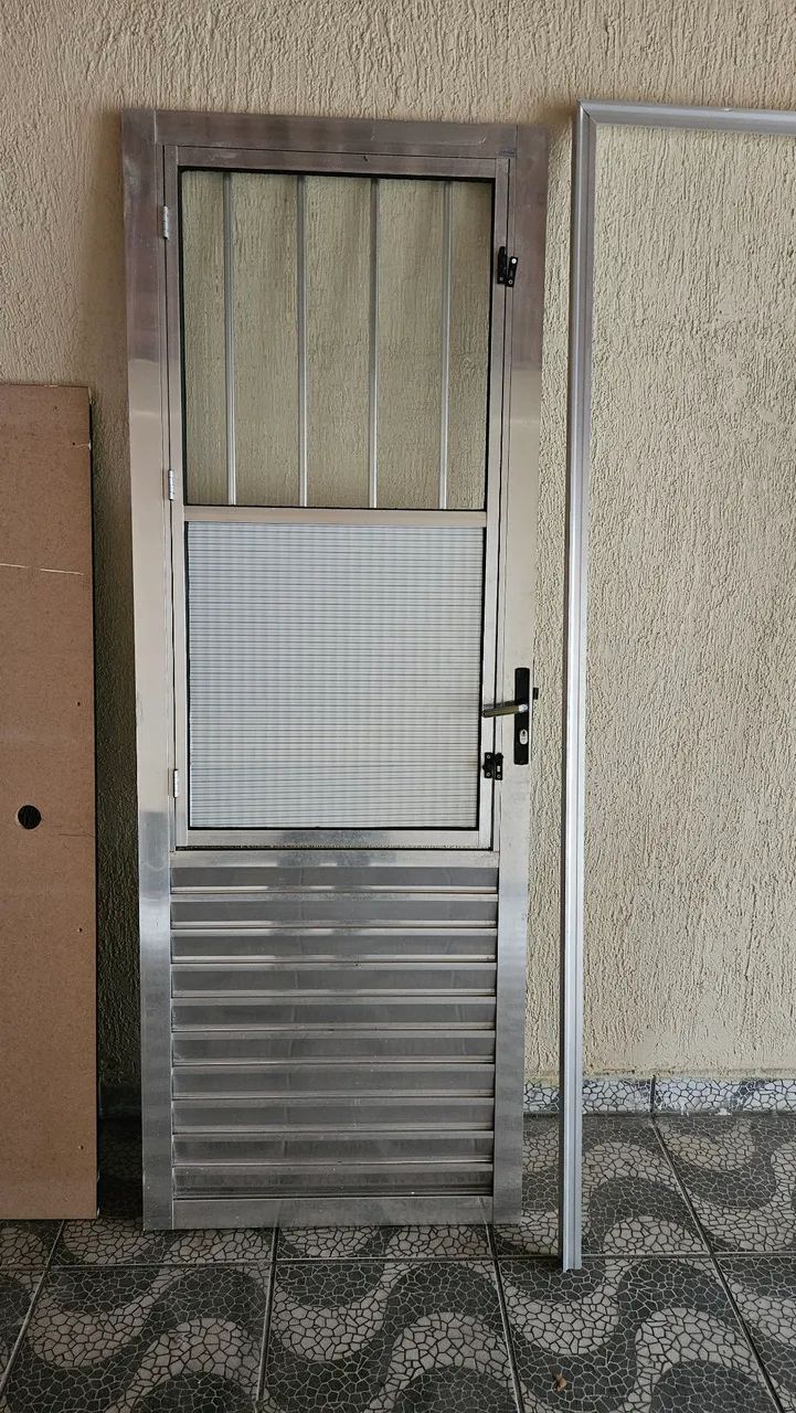Porta de Alumínio usada  com Grade - Foto 3