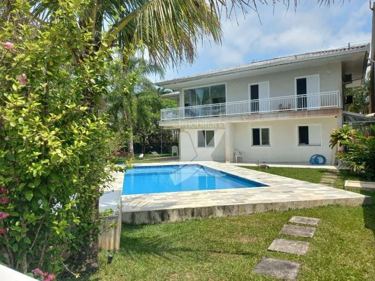 Casa com piscina e ar + 5 dorm.sendo que 1 é suíte para alugar, 200 m² por R$ 2.000/dia -