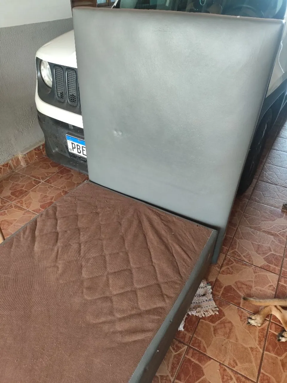 Cama Box com Cabeceira - em couro.