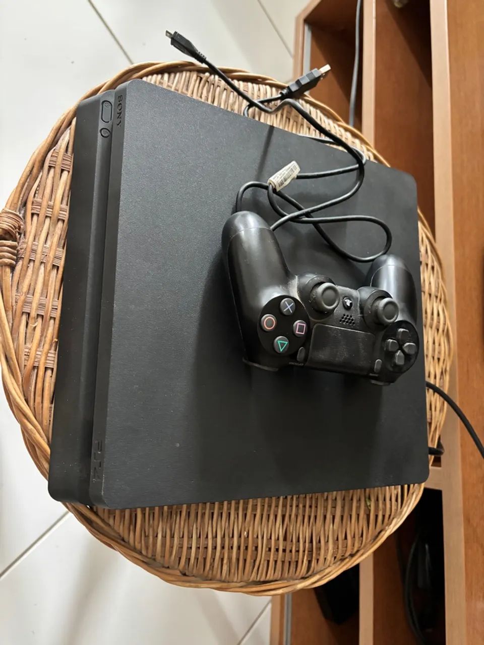 PlayStation 4 slim com controle e jogo Uncharted 4