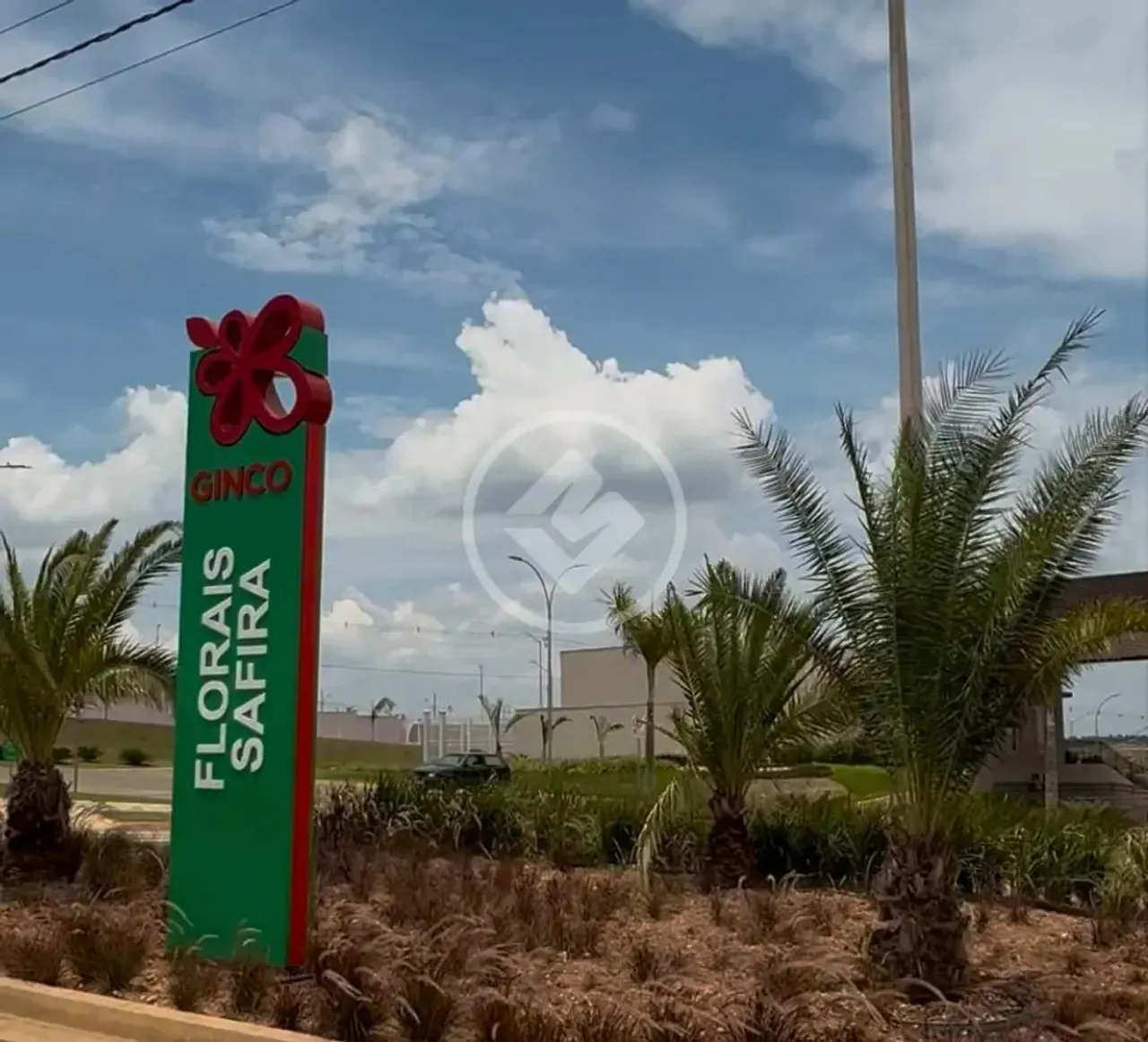 Vende-se lote 258,30m² (possui vizinho disponível 266,33m² também) no Condomínio Florais S