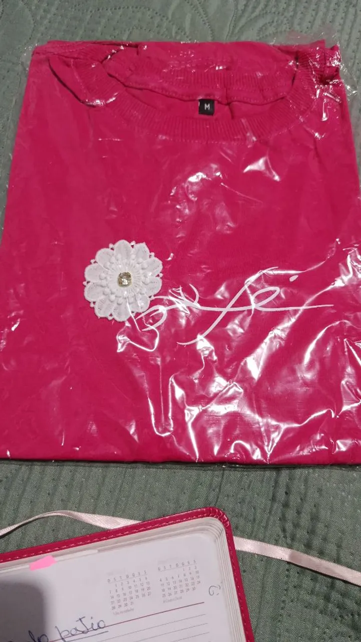 Camiseta rosa com detalhe floral