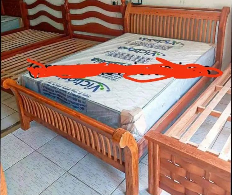 Cama de madeira maciça com design moderno64386070284290122