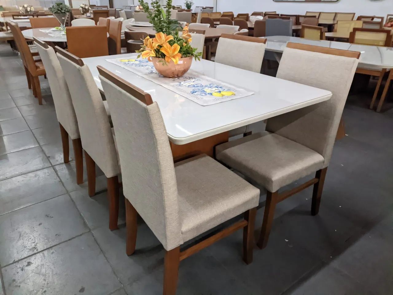 Mesa nova com cadeiras de madeira maciça a pronta entrega  - Foto 3