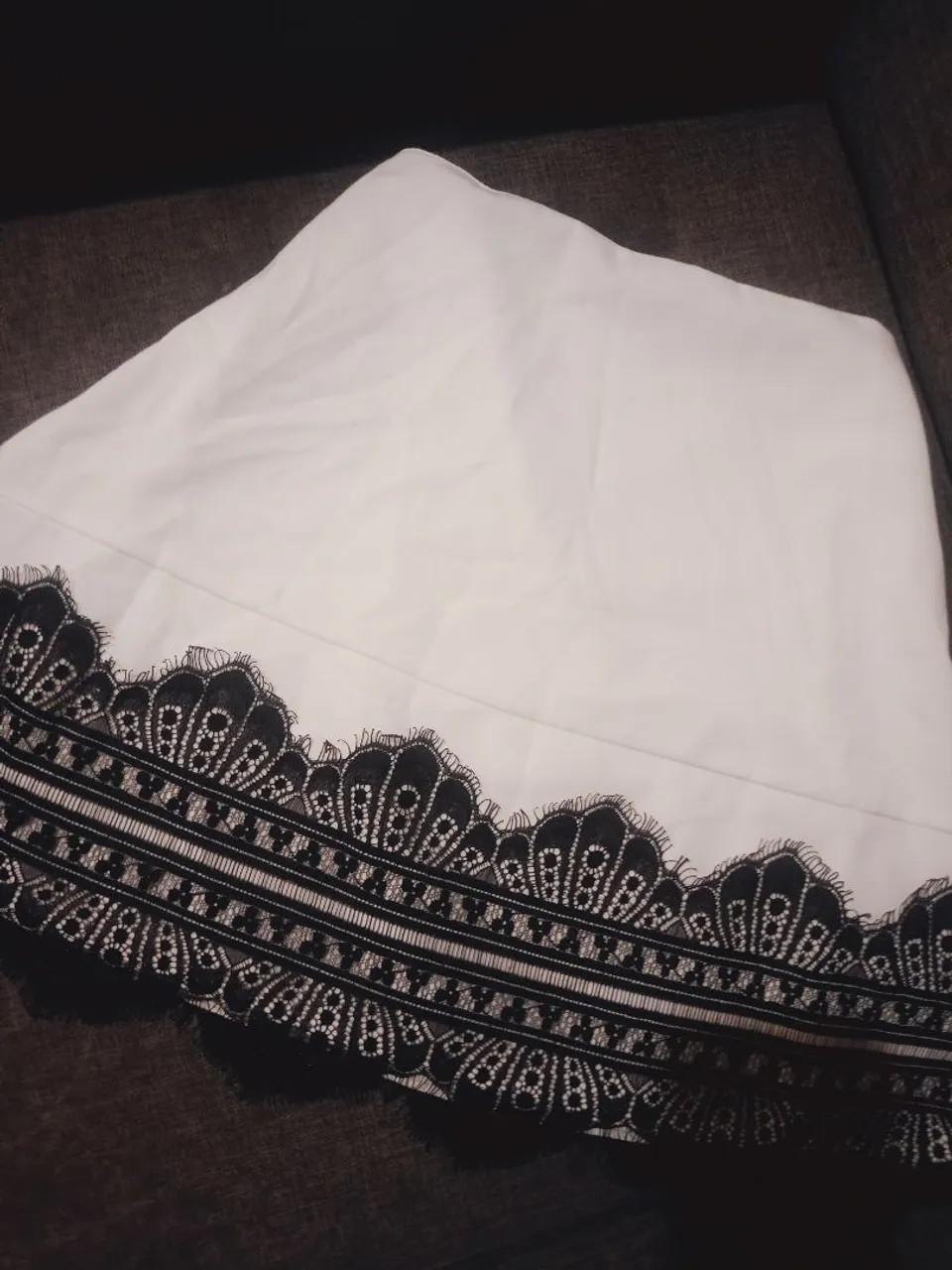 Saia Siberian branca com detalhe em renda preta