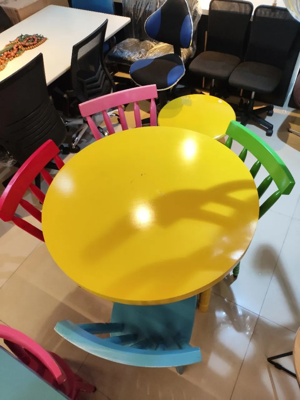 Conjunto de mesa redonda colorida com cadeiras