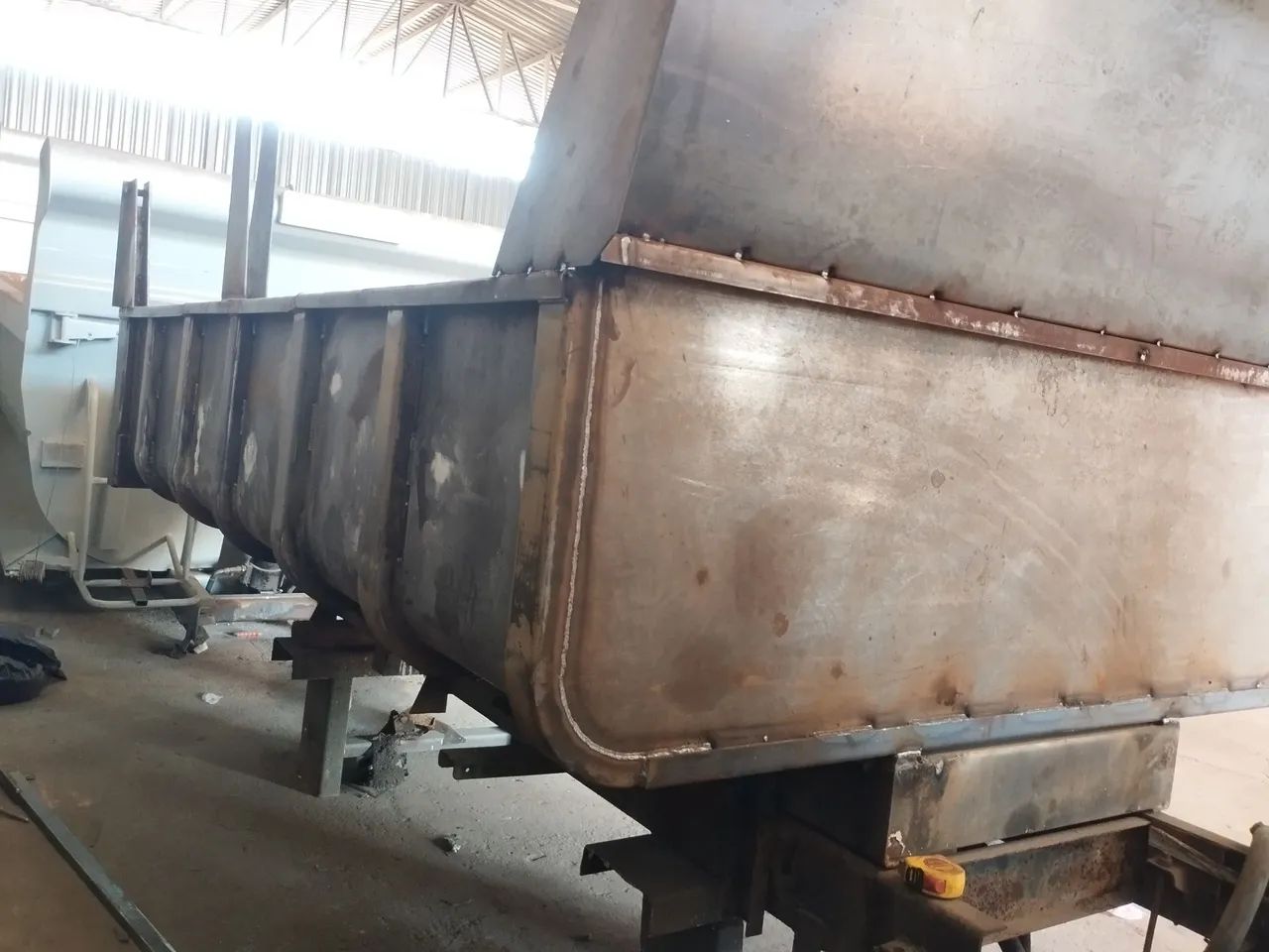 Vendo caçamba 5 metros cúbicos para caminhão toco caixote novo - Foto 4