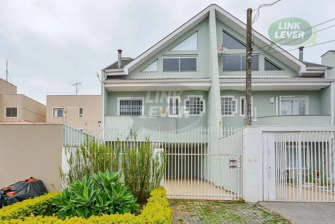 Sobrado com 3 dormitórios para alugar, 151 m² por R$ 4.255/mês - Bacacheri - Curitiba/PR