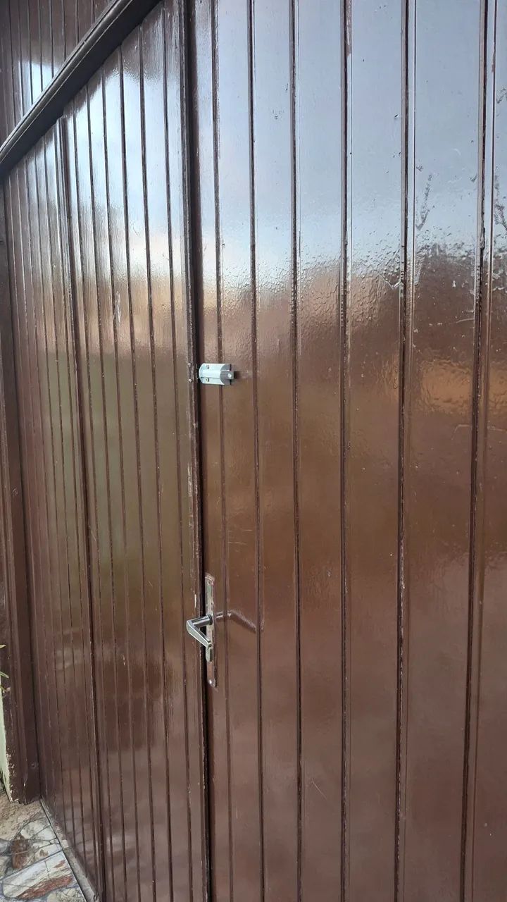 Porta de madeira maciça para garagem - Foto 3