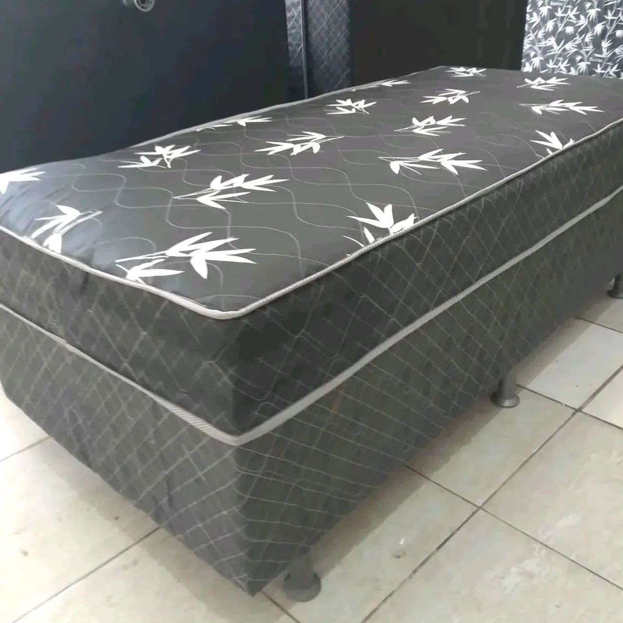 Cama box solteiro com. 15 centímetros de espuma bem macia e confortável 