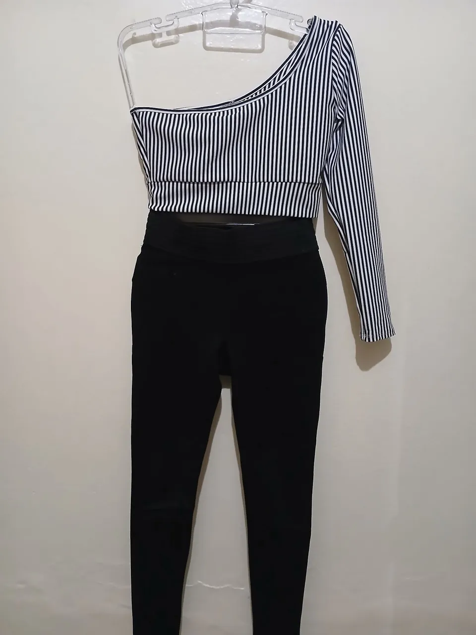 Conjunto Feminino Listrado e Calça Preta Elegante