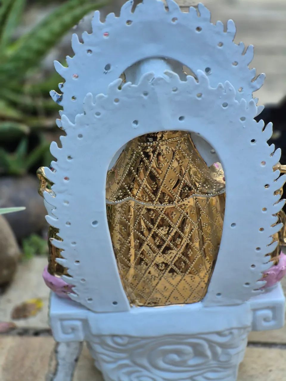 Linda e grande peça  antiga em porcelana kuanin  pintada a mão  - Foto 5