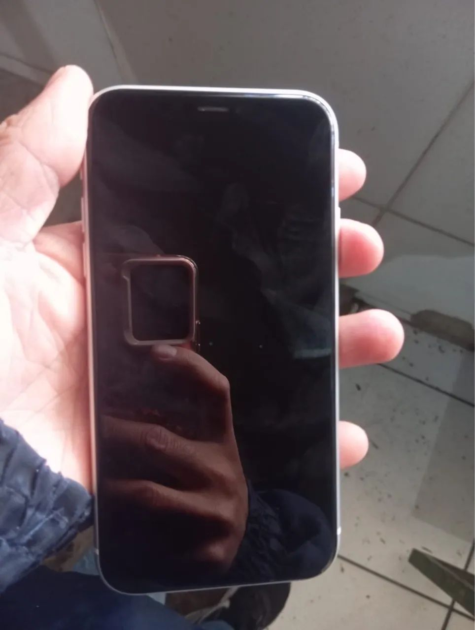 Vendo iPhone XR 64 gb com carregador  - Foto 2