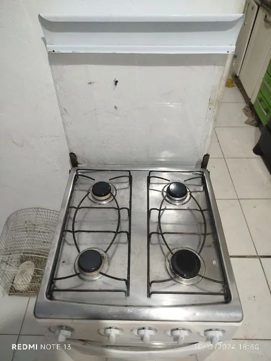 Vendo fogão semi novo funcionando tudo certinho só pegar e usar ZAP * - Foto 5