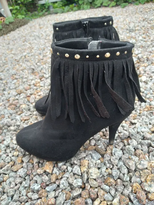 Botas pretas com franjas beira Rio conforto