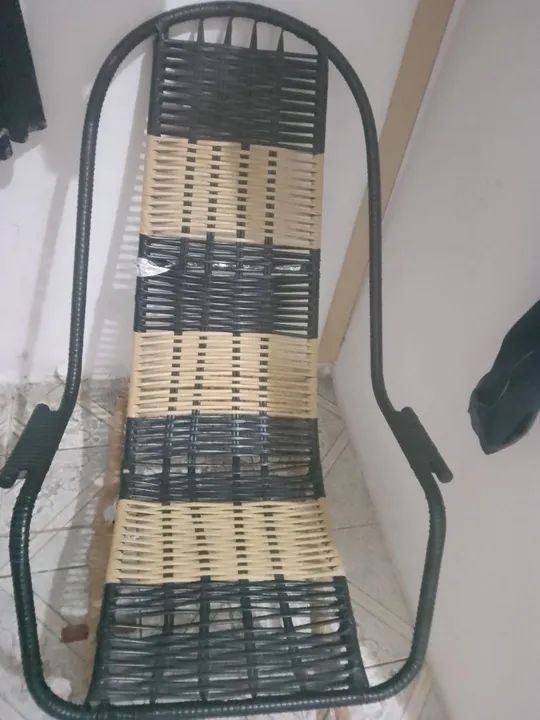 Cadeira de Balanço de macarrão preto e bege
