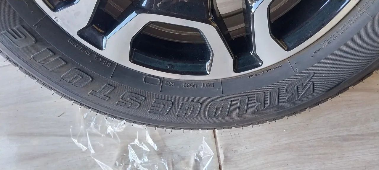 Roda de Liga Leve Aro 18 e pneu novo Bridgestone 265 60 18 h/t  - Foto 3
