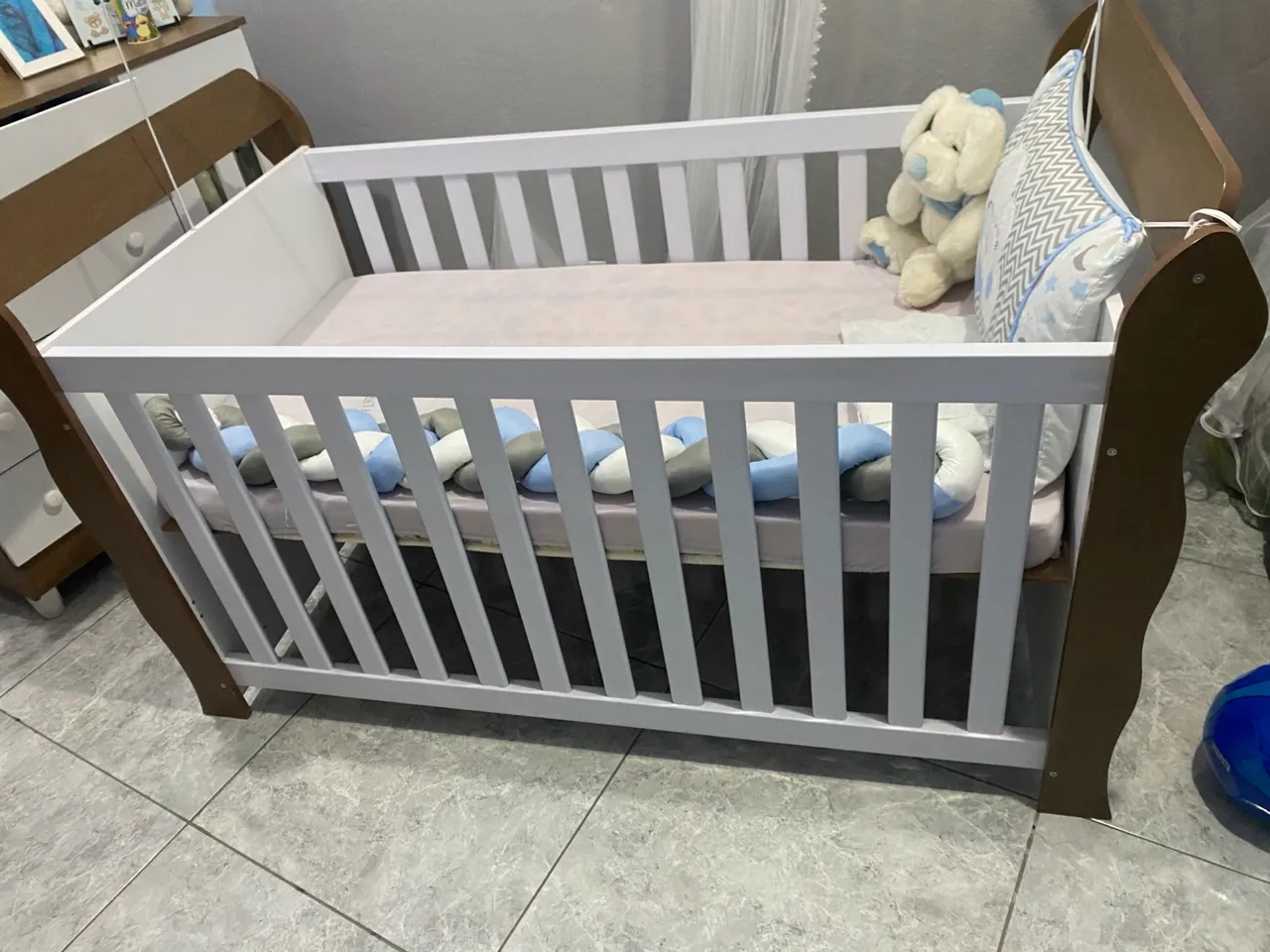 Berço Infantil vira cama vai com o colchão 