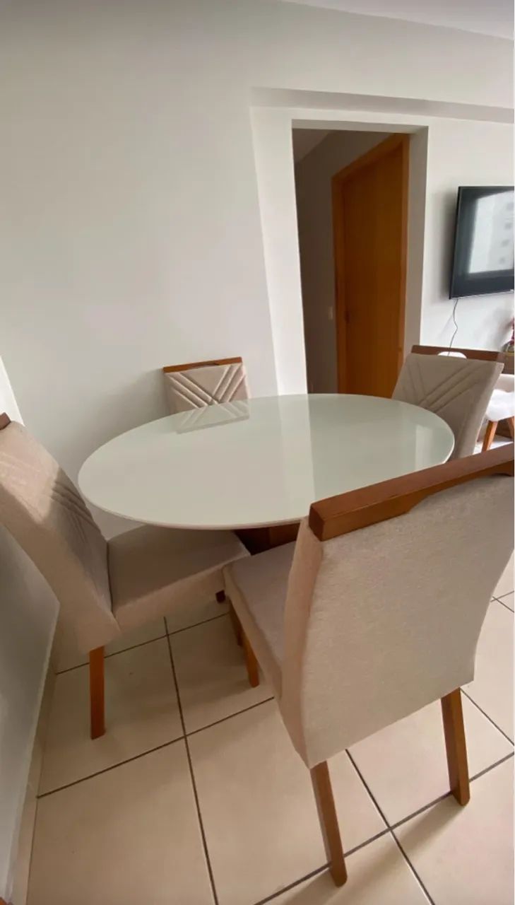 Mesa de jantar redonda com 4 cadeiras em madeira maciça 